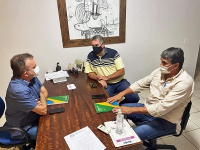 Vereadores Giovani Corbari e Wilson Gonçalves durante audiência com o deputado Vander Loubet. - Foto: Divulgação