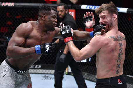 Francis Ngannou nocauteou Stipe Miocic no segundo round no UFC 260 — Foto: Getty Images