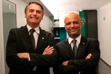 Major Vitor Hugo (PSL-GO), autor da proposta ao lado do Presidente Jair Bolsonaro/ Foto: Divulgação 