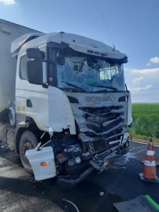 Cabine de carreta que teria provocado o acidente ficou destruída (Foto: Jovem Sul News) Fonte: Campograndenews