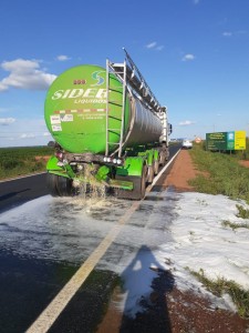 Carreta perdeu 30 mil litros de chope em acidente (Foto: Jovem Sul News) 