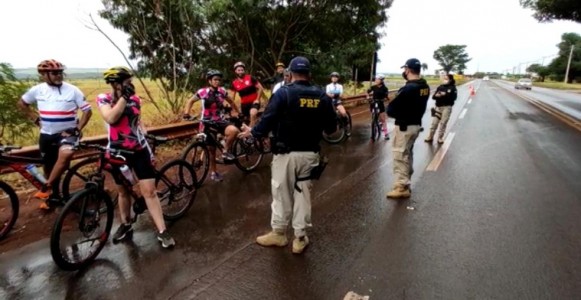 PRF fez operação de conscientização de ciclistas neste domingo em MS — Foto: PRF/Divulgação