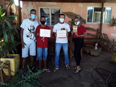 Cineasta foi até a casa do ator para entregar certificado a ele — Foto: Ulísver Silva/Arquivo Pessoal 