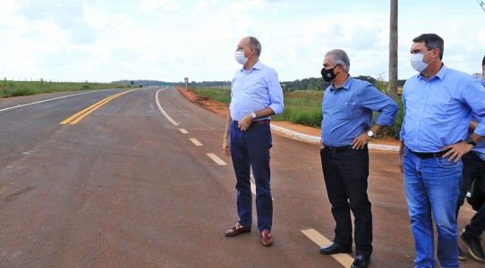 Prefeito de Ponta Porã, Hélio Peluffo, vistoria junto com o governador Reinaldo Azambuja e secretário Riedel obra executada no município