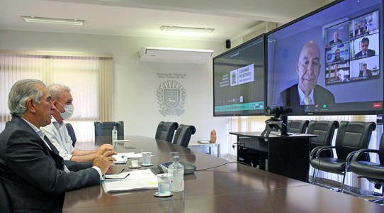 Reinaldo Azambuja e secretário Geraldo Resende (Saúde) participaram da audiência pública virtual