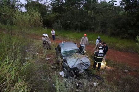 Militares dos bombeiros ao lado do veículo que estava sendo conduzido pelo delegado. (Foto: Paulo Francis)