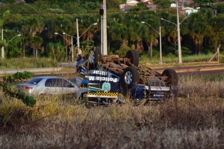 Viatura capotou após perseguição a motociclista — Foto: Vinícius Santana