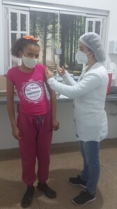 Adolescente, de 14 anos, recebe vacina contra Covid em MS — Foto: Aline de Jesus/Arquivo pessoal