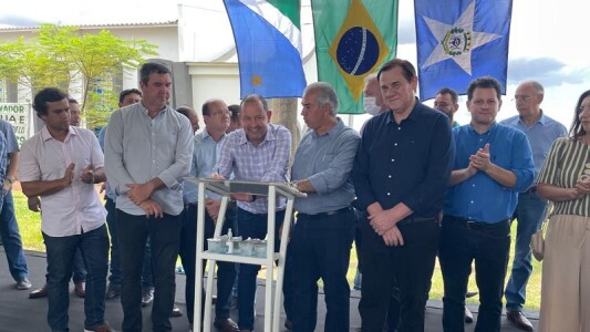 Walter Carneiro Júnior assina ordem de serviço em Laguna Carapã