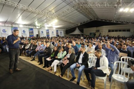 Após fazer evento com prefeitos de Mato Grosso do Sul, Eduardo Riedel se reuniu com os vereadores do Estado em ato realizado na sede do PSDB - Divulgação