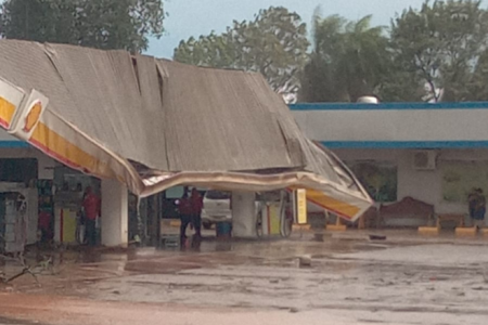 Telhado de posto ficou retorcido por conta da força do vento durante a chuva - Reprodução 