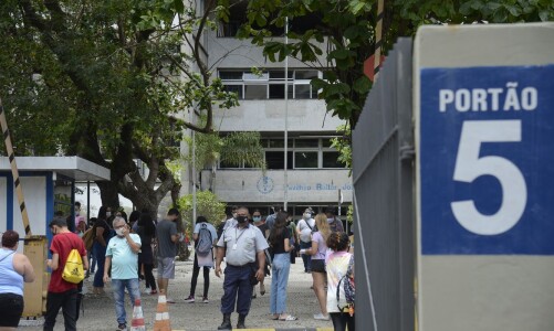 Estudantes chegam para o primeiro dia de prova do Enem 2021.