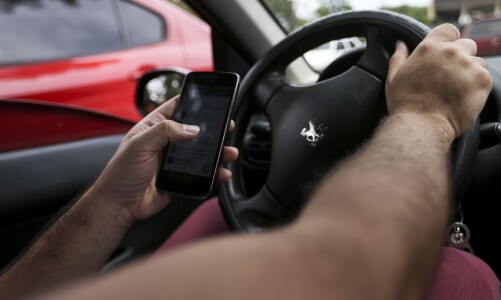 Brasília: Uso de celular ao volante. (Foto: Marcelo Camargo/Agência Brasil)