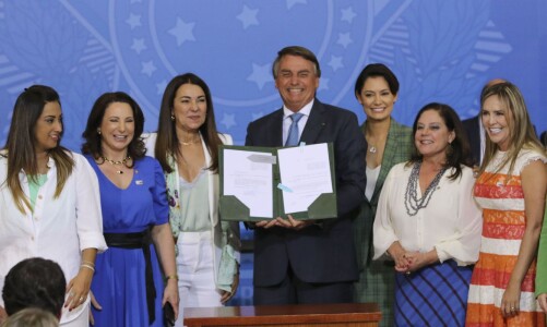 O presidente da República, Jair Bolsonaro, a primeira dama, Michelle Bolsonaro, e as  parlamentares da bancada feminina, participam da cerimônia de lançamento de novas ações do Programa Renda e Oportunidade