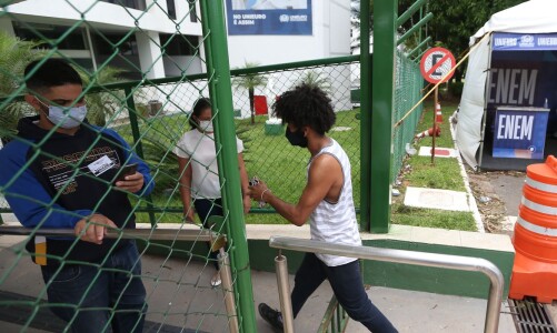 Participantes do Exame Nacional do Ensino Médio (Enem) 2021 fazem, neste domingo (28), segundo dia de avaliação, provas de matemática e de ciência da natureza.