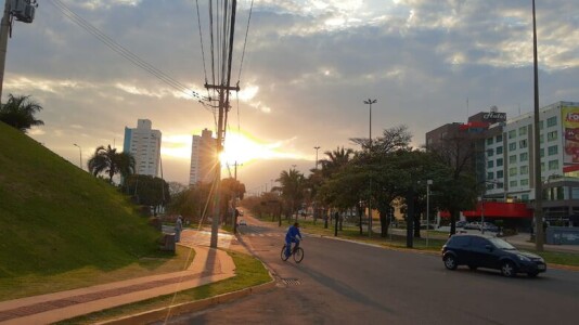 Dia começou abafado na Capital 